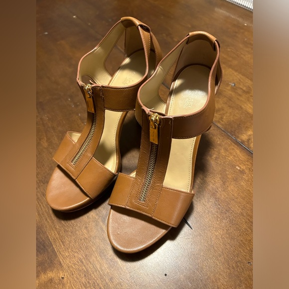 Michael Kors Shoes - Michael Kors 9 Berkeley T strap sandals in Luggage